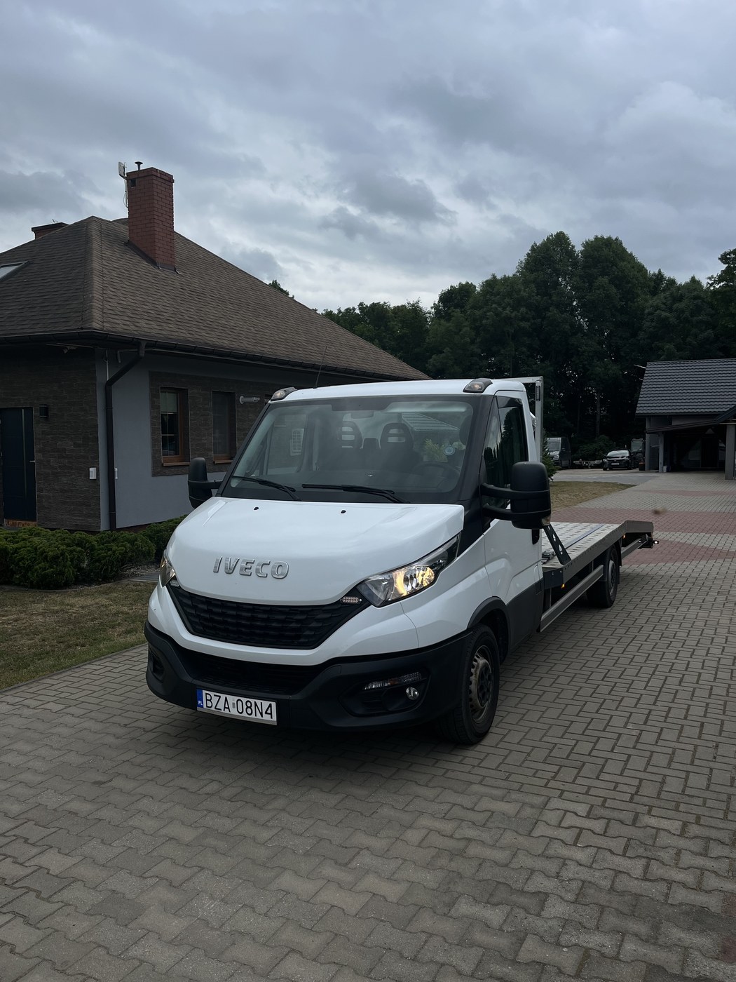 Laweta IVECO Pomocy Drogowej Kulikowski z włączonymi światłami, gotowa do wyjazdu