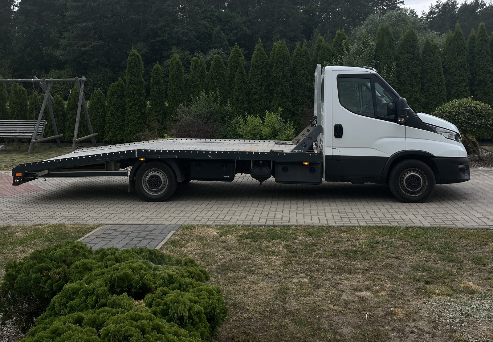 Laweta IVECO firmy Pomoc Drogowa Kulikowski — widok z boku, pusta platforma gotowa do załadunku