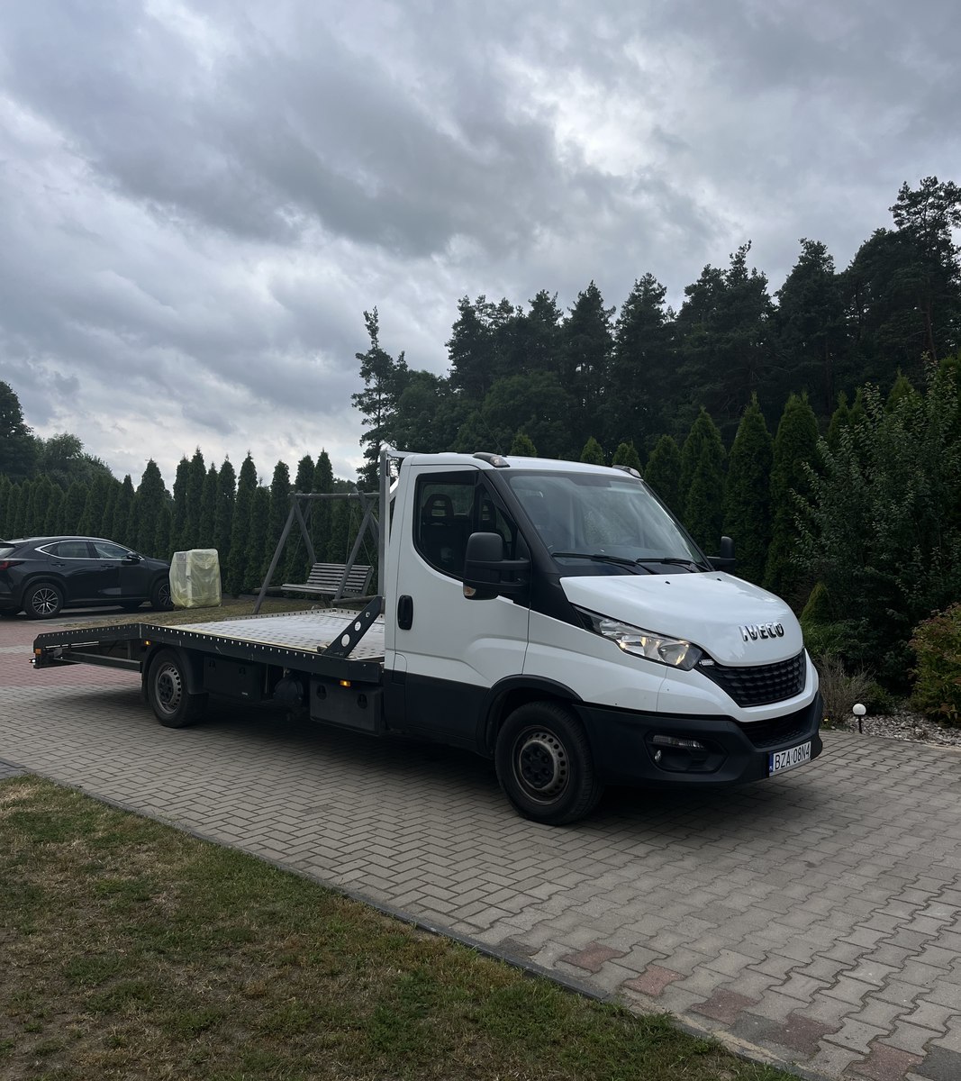 Laweta IVECO Pomocy Drogowej Kulikowski gotowa do transportu samochodu na platformie